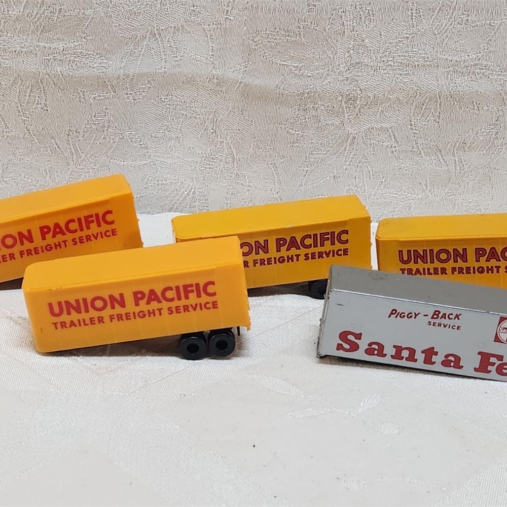 HO Scale Sante Fe and Union Pacific Semi Trailers (5)